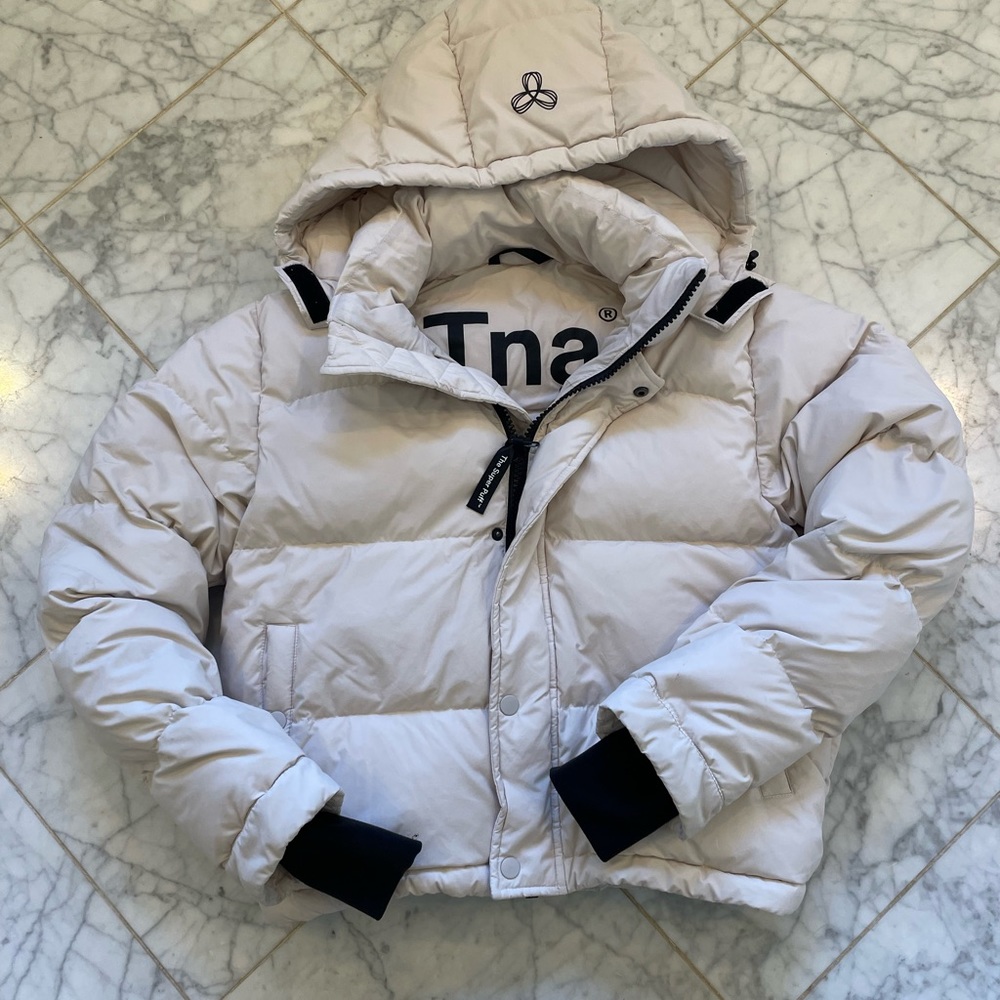 Aritzia shorty Superpuff jacket